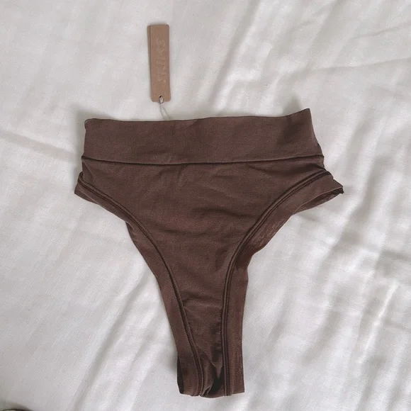 SKIMS Summer Mesh Thong - Picture 4 of 4